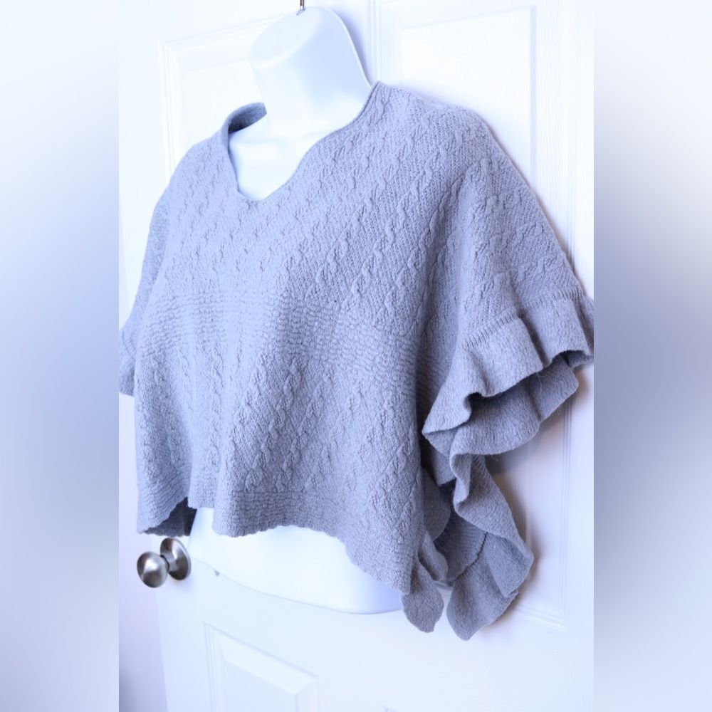 MOTH Women’s Gray Knit Shawl with Frilled Edges Size Medium